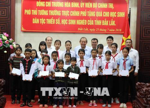 Phó Thủ tướng Thường trực Trương Hòa Bình tặng học bổng cho học sinh dân tộc thiểu số nghèo của tỉnh Đắk Lắk. 