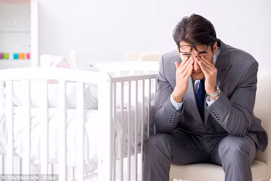 Nhiều ông bố mới cũng bị trầm cảm sau sinh - ảnh: SHUTTERSTOCK