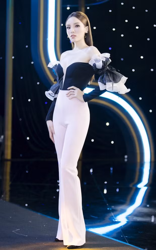  Lần đầu chính thức tham gia TV show, Kỳ Duyên trở thành một trong những nhân vật được chú ý nhất khi diện một thiết kế jumpsuit khoe đôi chân dài miên man, vòng eo con kiến cùng vòng một căng tràn.