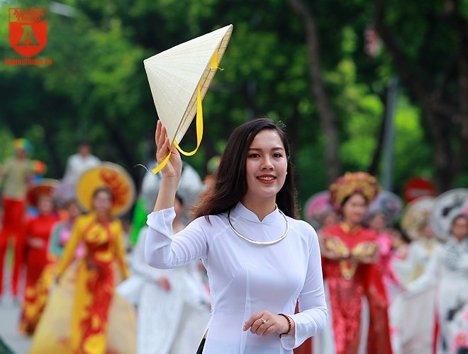 Các thiếu nữ của Hà Nội thướt tha trong trang phục áo dài với mong muốn giúp người xem hiểu rõ hơn cội nguồn, nét văn hóa độc đáo của Việt Nam Các thiếu nữ của Hà Nội thướt tha trong trang phục áo dài với mong muốn giúp người xem hiểu rõ hơn cội nguồn, nét văn hóa độc đáo của Việt Nam