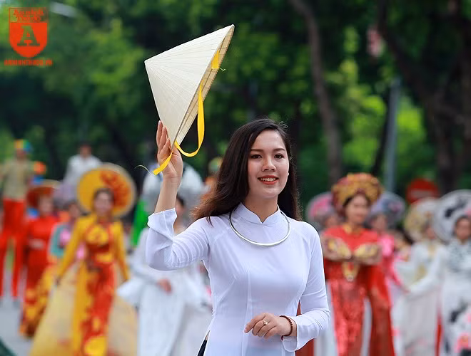 Các thiếu nữ của Hà Nội thướt tha trong trang phục áo dài với mong muốn giúp người xem hiểu rõ hơn cội nguồn, nét văn hóa độc đáo của Việt Nam Các thiếu nữ của Hà Nội thướt tha trong trang phục áo dài với mong muốn giúp người xem hiểu rõ hơn cội nguồn, nét văn hóa độc đáo của Việt Nam