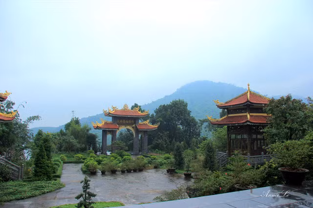  Thiền viện quần tụ trên khu rừng nguyên sinh tươi tốt, xen kẽ trong những khu vườn.