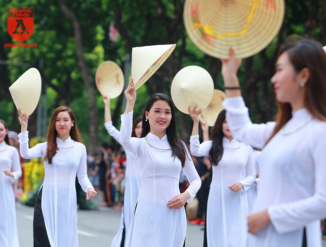 Vẻ đẹp của tà áo dài luôn làm tôn thêm nét duyên dáng, thanh lịch đầy nữ tính của người phụ nữ Hà Nội  Vẻ đẹp của tà áo dài luôn làm tôn thêm nét duyên dáng, thanh lịch đầy nữ tính của người phụ nữ Hà Nội