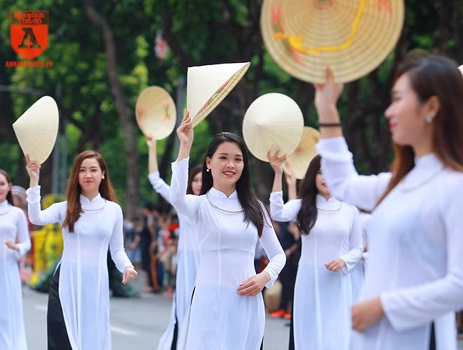 Vẻ đẹp của tà áo dài luôn làm tôn thêm nét duyên dáng, thanh lịch đầy nữ tính của người phụ nữ Hà Nội Vẻ đẹp của tà áo dài luôn làm tôn thêm nét duyên dáng, thanh lịch đầy nữ tính của người phụ nữ Hà Nội