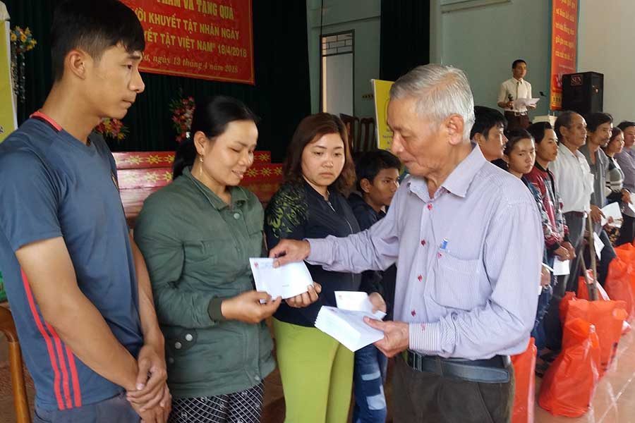  Ông Trương Đình Ba-Phó Chủ tịch Thường trực Hội Bảo trợ Người tàn tật và Trẻ mồ côi tỉnh thăm, tặng quà tại huyện Đak Pơ. Ảnh: N.N