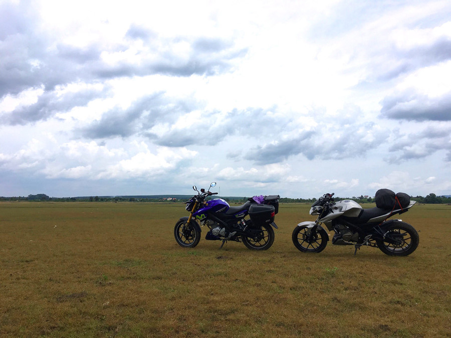 Đồng cỏ mênh mông cạnh hồ M’Hê Ay.