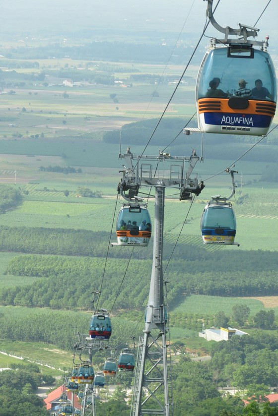 Hệ thống cáp treo hiện đại, đưa du khách lên xuống núi thuận tiện