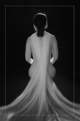 Tuy nhiên, các nhà nhiếp ảnh chụp ảnh nude đã lên tiếng mạnh mẽ vì cho rằng, nếu làm vậy, chả khác nào gây hiệu ứng ngược, càng cấm càng gây tò mò với người xem. Ảnh: Đỗ Thùy Mai