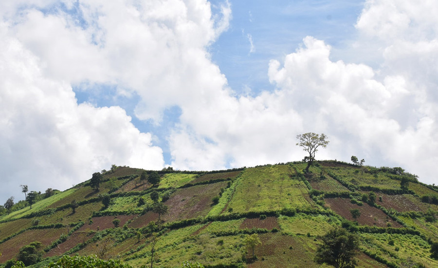 Ngọn núi lửa nằm tĩnh lặng dưới trời xanh mây trắng.