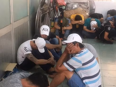  Vừa nhảy múa, vừa sử dụng ma túy. Trong ảnh: những đối tượng bị đưa về trụ sở cơ quan công an