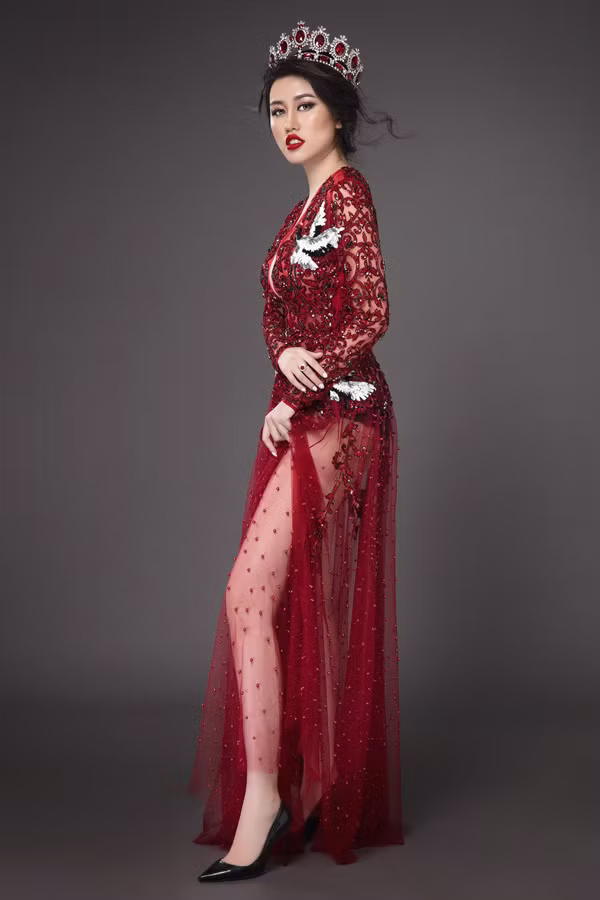  Emily Hồng Nhung hiện kinh doanh thương hiệu thời trang riêng và là gương mặt đại sứ cho nhiều dự án du lịch trong và ngoài nước. Cô từng lọt top 9 Hoa hậu Du lịch Quốc tế 2016.