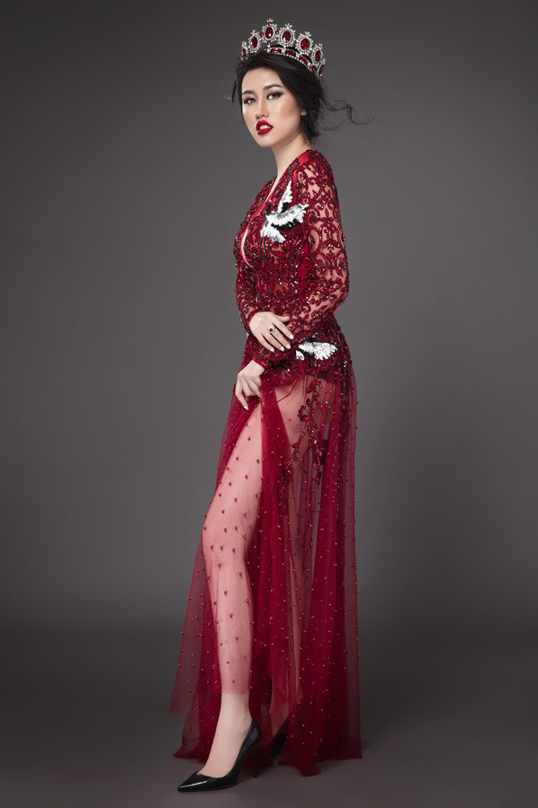  Emily Hồng Nhung hiện kinh doanh thương hiệu thời trang riêng và là gương mặt đại sứ cho nhiều dự án du lịch trong và ngoài nước. Cô từng lọt top 9 Hoa hậu Du lịch Quốc tế 2016.