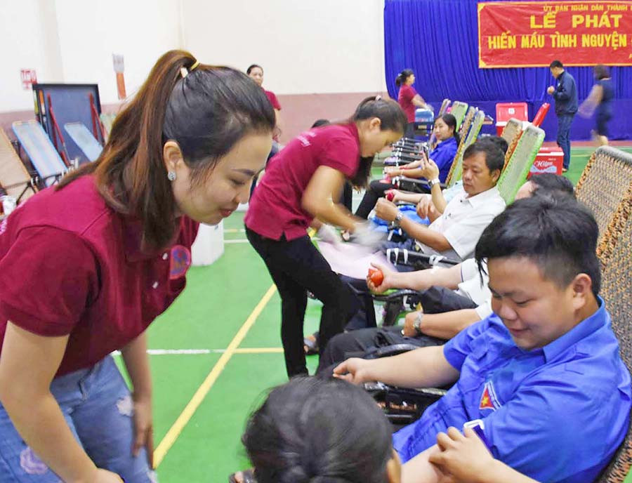 Các đoàn viên thanh niên tham gia hiến máu. Ảnh: H.P