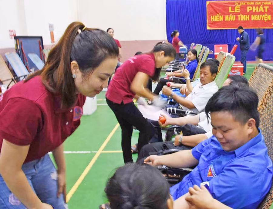 Các đoàn viên thanh niên tham gia hiến máu. Ảnh: H.P