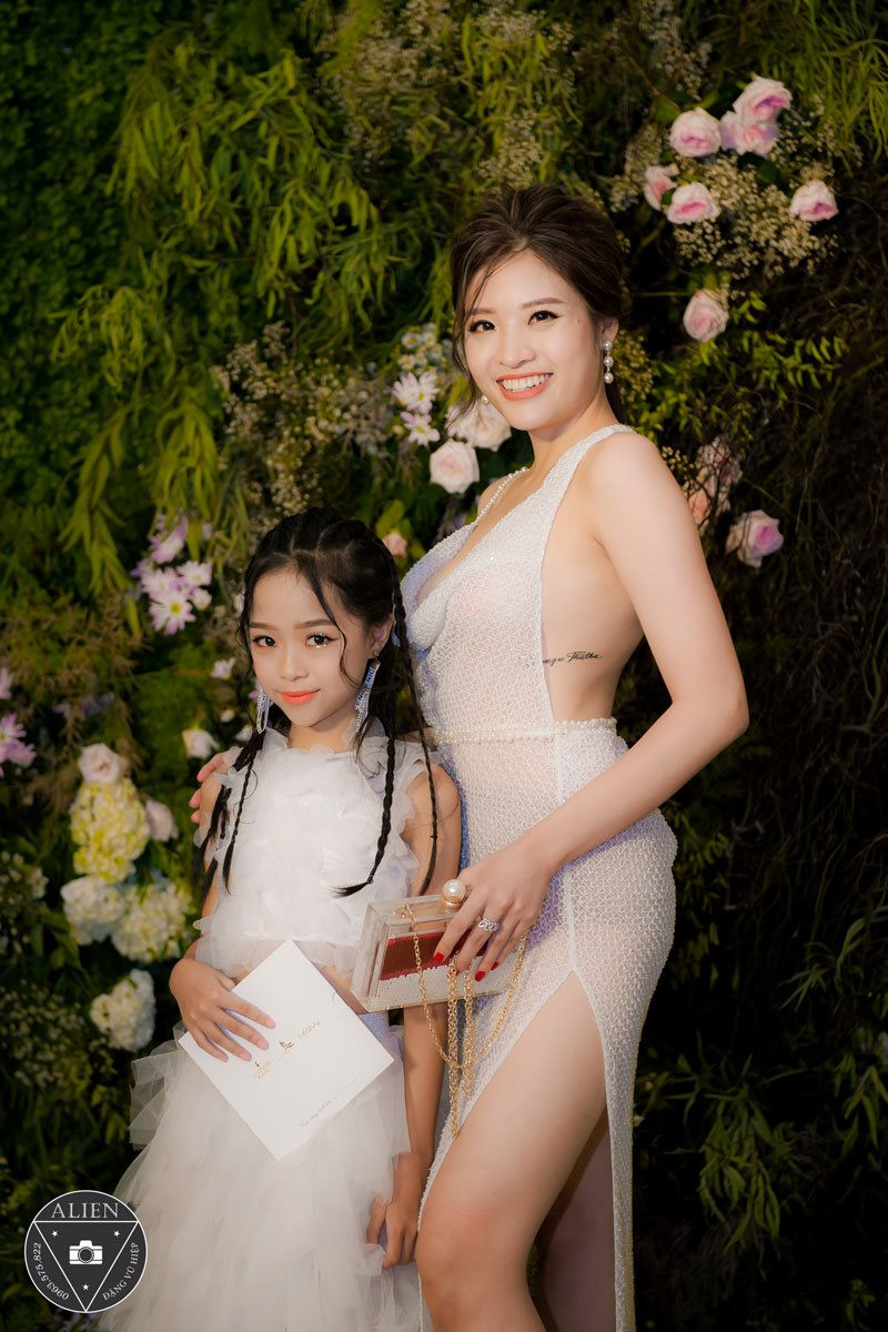 Trong số các "nàng hậu", Phan Hoàng Thu nhanh chóng thu hút sự chú ý đặc biệt của khách mời và nhiếp ảnh gia vì phong cách sexy, táo bạo. Có thể thấy, trong dàn khách mời Hoa hậu, Phan Hoàng Thu sở hữu phong cách táo bạo, quyến rũ nhất. Trong số các