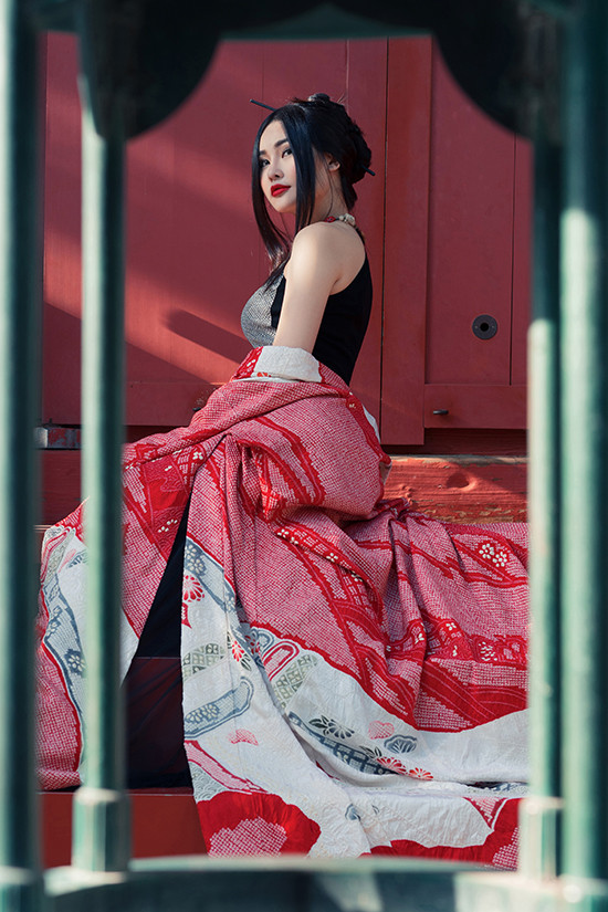  Trang phục trong ảnh hầu hết đều được phát triển từ tà áo dài truyền thống.