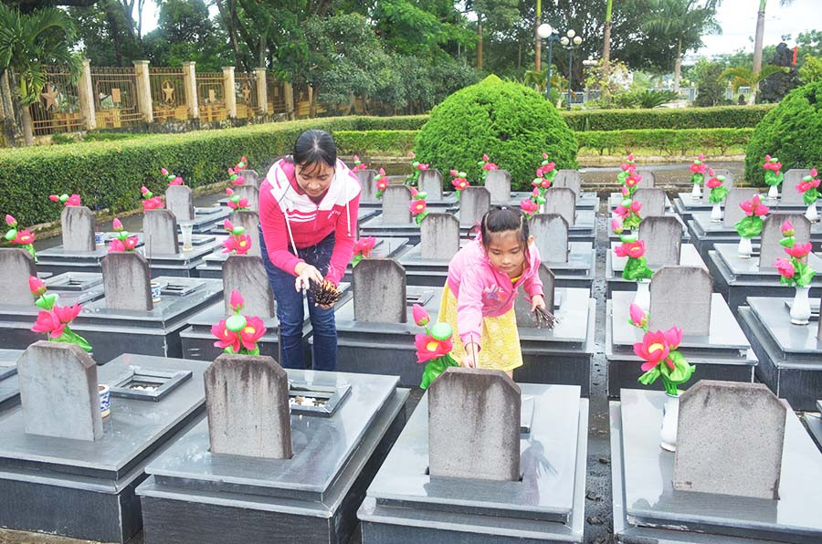  Chị Lê Phú Hà cùng con gái thắp hương tại Nghĩa trang Liệt sĩ tỉnh. Ảnh: V.H