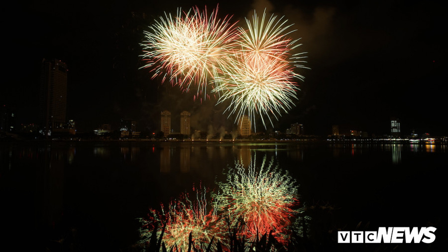 Phần pháo hoa lộng lẫy kết hợp với những giai điệu lãng mạn của đội Italia đã 