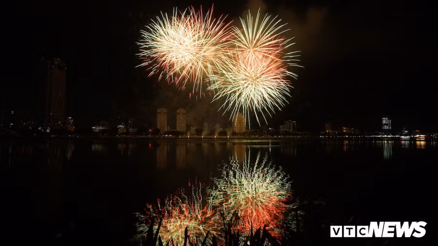 Phần pháo hoa lộng lẫy kết hợp với những giai điệu lãng mạn của đội Italia đã 