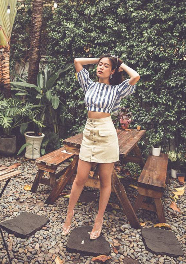 Hoàng Thùy Linh khoe eo thon với áo crop top đi cùng chân váy lưng cao cài nút. Ca sĩ chọn thêm giầy nhựa trong hot trend để phối đồ. Hoàng Thùy Linh khoe eo thon với áo crop top đi cùng chân váy lưng cao cài nút. Ca sĩ chọn thêm giầy nhựa trong hot trend để phối đồ.