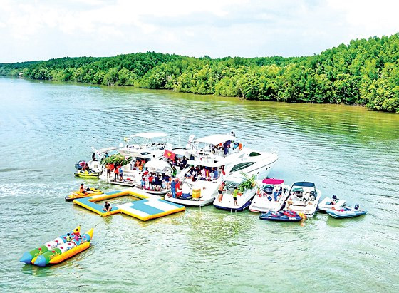 Các doanh nghiệp thành đạt cũng tậu cho mình du thuyền để du ngoạn dịp cuối tuần. Ảnh: HOÀNG HÙNG