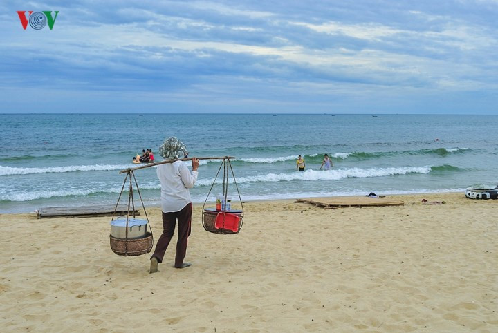  Quảng Trị cũng sở hữu rất nhiều bãi biển đẹp như Cửa Tùng, Cửa Việt, đảo Cồn Cỏ với các loại hải sản tươi ngon.