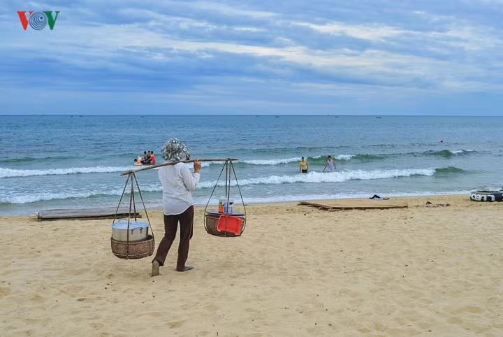  Quảng Trị cũng sở hữu rất nhiều bãi biển đẹp như Cửa Tùng, Cửa Việt, đảo Cồn Cỏ với các loại hải sản tươi ngon.