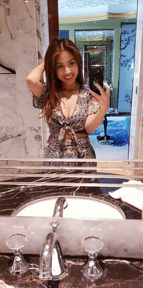 Dù từng thừa nhận mắc bệnh bị hỏng một bên mắt và đang mất dần giọng nói nhưng mỗi lần xuất hiện trước công chúng Vân Hugo luôn tươi tắn, quyến rũ.