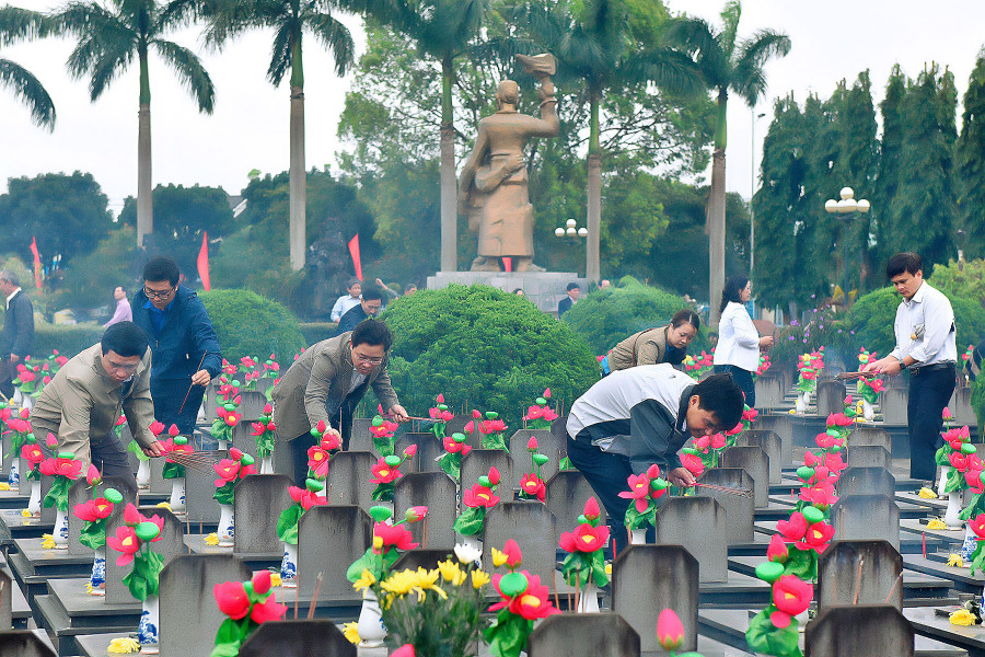 Các đại biểu cùng thắp hương tưởng nhớ các anh hùng liệt sĩ. Ảnh: Đức Thụy