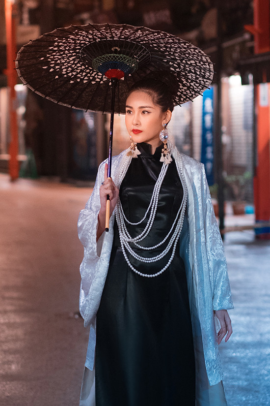 Chất liệu chính được sử dụng trong bộ sưu tập là lãnh Mỹ A, lụa Hà Đông và lụa kimono.