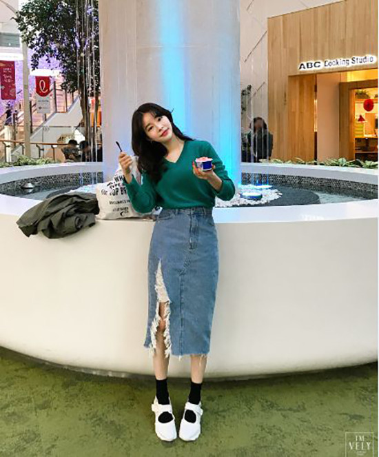  Cùng với xanh lá, những tông màu mang lại cảm giác mát mẻ như xanh ngọc, xanh thạch anh cũng được ưa chuộng.