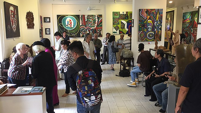 Dẫu vậy, người xem khó nhận ra dấu ấn tuổi tác trong các bức tranh. Những bảng màu của ông đầy tươi tắn, nhịp điệu rộn rã của cuộc sống, đầy những chuyển động, cuộn chảy. Dẫu vậy, người xem khó nhận ra dấu ấn tuổi tác trong các bức tranh. Những bảng màu của ông đầy tươi tắn, nhịp điệu rộn rã của cuộc sống, đầy những chuyển động, cuộn chảy.