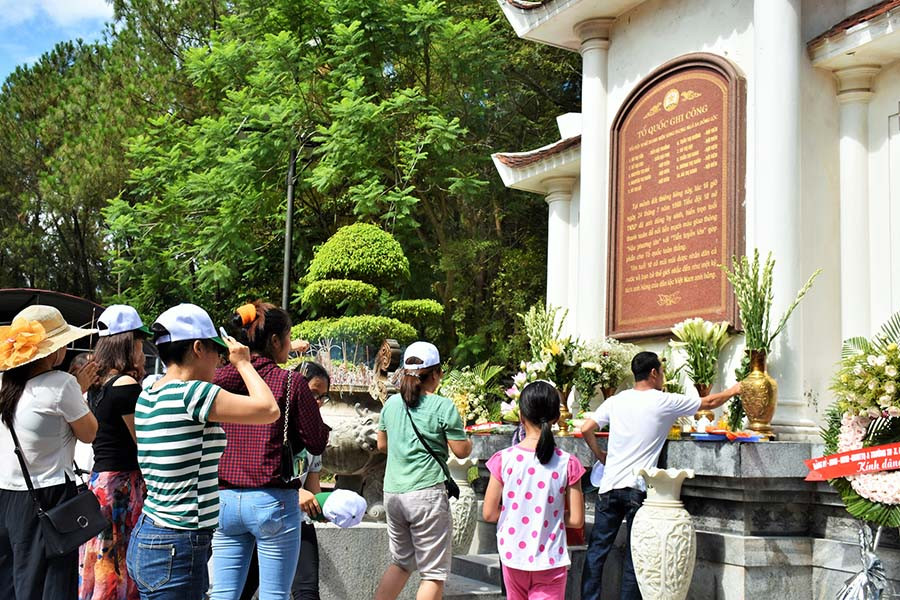  Du khách thắp hương tưởng niệm 10 cô gái thanh niên xung phong. Ảnh: Đ.M.P