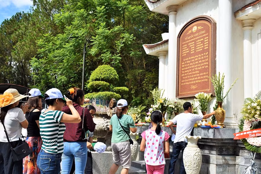  Du khách thắp hương tưởng niệm 10 cô gái thanh niên xung phong. Ảnh: Đ.M.P