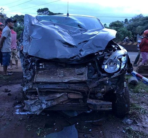 Chiếc ô tô nát bét sau tai nạn
