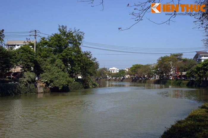 Con sông này được vua Gia Long cho đào vào năm 1816 nhằm khơi thông sông Hương với sông Đại Giang, nhập vào phá Hà Trung, góp phần thau chua rửa mặn cho cánh đồng Hương Thủy của Huế.