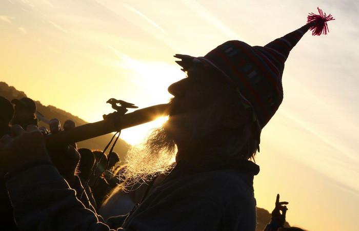 Người đàn ông thổi sáo chào đón mùa hè - Ảnh: AFP/Getty Images