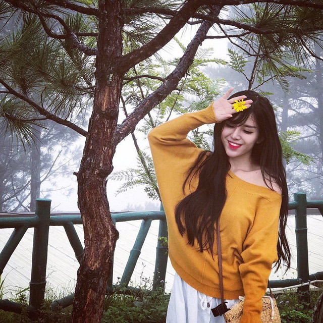  Cộng đồng mạng những ngày qua chia sẻ rầm rộ loạt ảnh xinh đẹp của một nữ sinh Báo chí. Cô gái trong ảnh được dân mạng rần rần tìm kiếm vì sở hữu gương mặt đẹp với sống mũi cao, mắt to tròn và làn da trắng mịn.