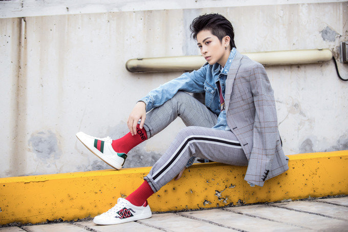 Suit ca rô xám nhạt khoác bên ngoài áo jeans, áo thun trắng họa tiết to bản ở trong cũng là một sự kết hợp lạ mắt mà Gil muốn thể hiện.  Suit ca rô xám nhạt khoác bên ngoài áo jeans, áo thun trắng họa tiết to bản ở trong cũng là một sự kết hợp lạ mắt mà Gil muốn thể hiện.