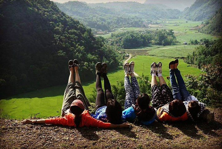 Lũng Vân: Nằm cách trung tâm thành phố Hòa Bình khoảng 40km, Lũng Vân (huyện Tân Lạc) là một trong bốn cái nôi văn hóa lớn và cổ xưa nhất ở xứ Mường Hòa Bình. Đây được coi là “nóc nhà xứ Mường Bi”, bởi đó là vùng đất sinh sống cao nhất của người dân tộc Mường, đồng thời cũng là nơi chứa đựng rất nhiều câu chuyện đã đi vào huyền thoại. Ảnh @phamyenkhanh.