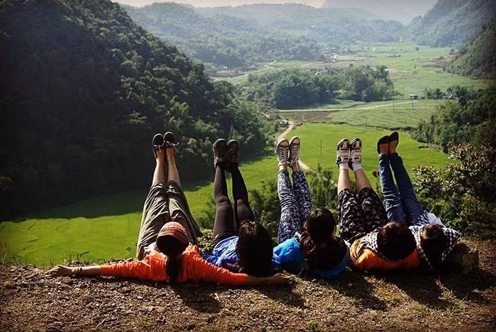 Lũng Vân: Nằm cách trung tâm thành phố Hòa Bình khoảng 40km, Lũng Vân (huyện Tân Lạc) là một trong bốn cái nôi văn hóa lớn và cổ xưa nhất ở xứ Mường Hòa Bình. Đây được coi là “nóc nhà xứ Mường Bi”, bởi đó là vùng đất sinh sống cao nhất của người dân tộc Mường, đồng thời cũng là nơi chứa đựng rất nhiều câu chuyện đã đi vào huyền thoại. Ảnh @phamyenkhanh.
