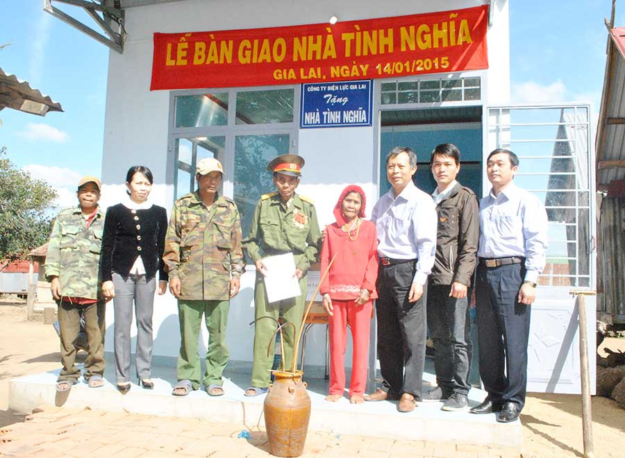  Trao nhà cho ông A Văn Byơnh (làng Kúc Gmối, xã Đak Pơ Pho, huyện Kông Chro). Ảnh: H.D