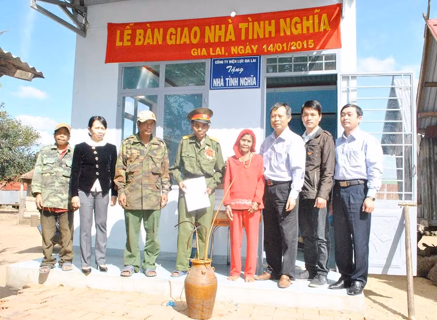  Trao nhà cho ông A Văn Byơnh (làng Kúc Gmối, xã Đak Pơ Pho, huyện Kông Chro). Ảnh: H.D