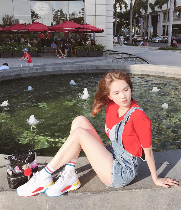 Ngọc Trinh giúp mình thoải mái trong mùa nóng với cách mix yếm, áo thun, giầy sneaker và ba lô phối nhựa trong. Ngọc Trinh giúp mình thoải mái trong mùa nóng với cách mix yếm, áo thun, giầy sneaker và ba lô phối nhựa trong.