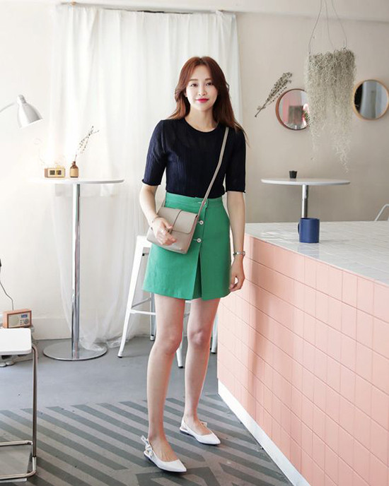  Chân váy gài nút là trang phục vừa mang lại nét trẻ trung vừa tôn vẻ đẹp thanh lịch. Xuống phố vào ngày cuối tuần, các nàng có thể chọn thêm túi đeo chéo và giày đế bệt để thoải mái đi muôn nơi.