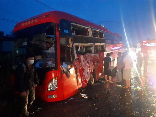 Nhiều tấm kính của 2 xe vỡ toang. Nhiều tấm kính của 2 xe vỡ toang.