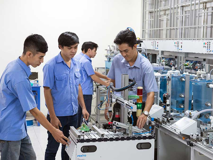  Nhiều sinh viên đã chọn học nghề để tiết kiệm thời gian, chi phí và có thể bắt tay vào công việc yêu thích một cách nhanh chóng nhất. Ảnh: K.N.B