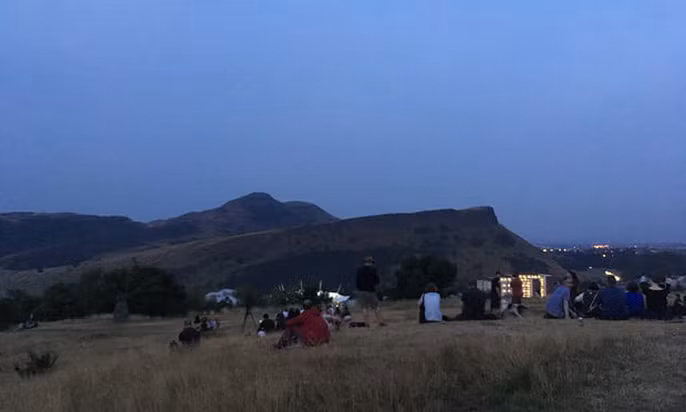 Người dân đón đợi trăng máu ở Scotland, Anh - ảnh: Caroline Bannock, The Guardian