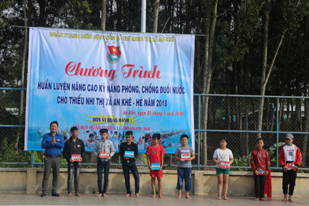 Ban tổ chức trao quà cho các em thiếu nhi tham gia tập huấn bơi lội. Ảnh: N.M