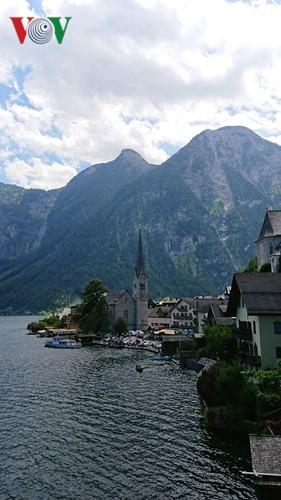 Làng Hallstatt được biết đến là nơi sản xuất muối mỏ, có niên đại từ năm 800 đến 47 trước Công nguyên. Ngày nay, mỏ muối đã dừng khai thác, và chỉ còn giữ là một điểm tham quan trên núi.